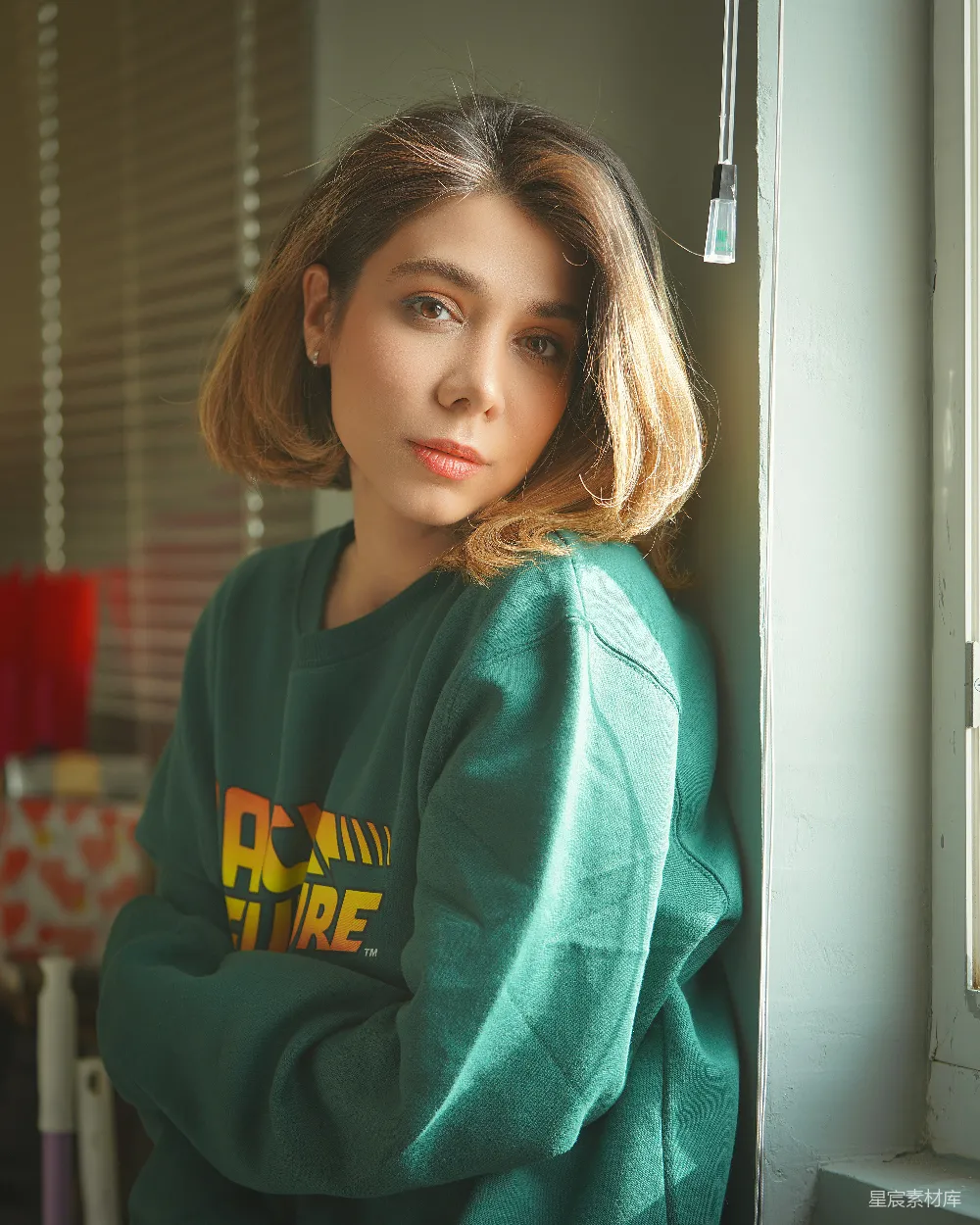 高清摄影 身穿浅蓝和黄色拼接连帽衫的女子
