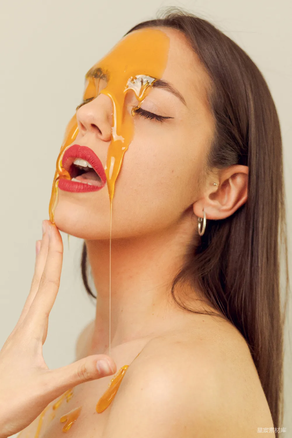 高清摄影 脸上沾有黄色物质的女人