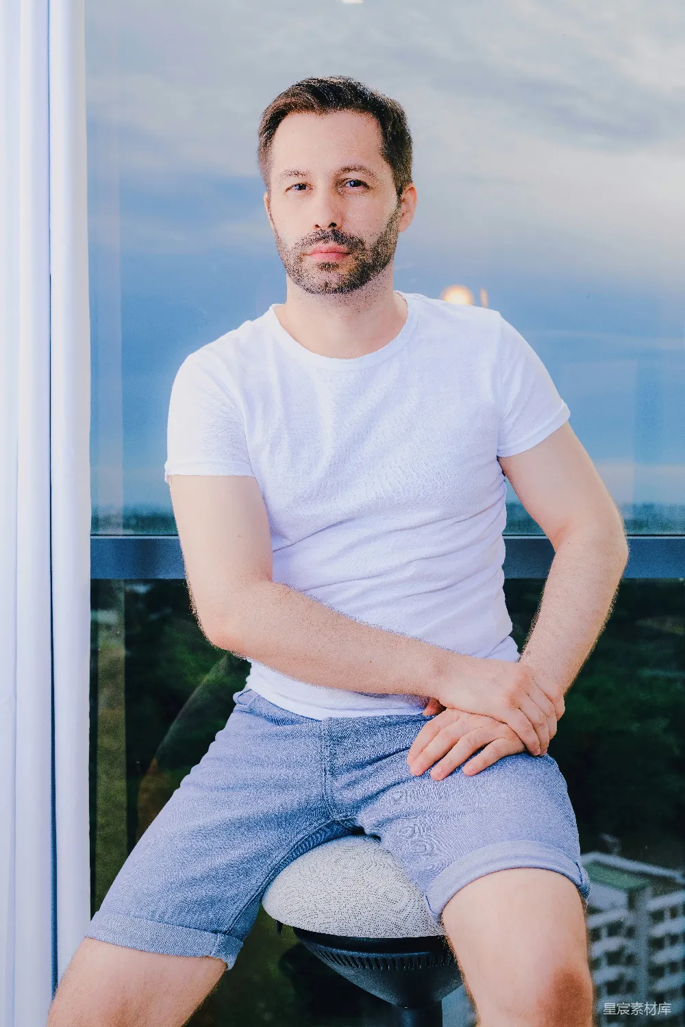 高清摄影 一个男人坐在一张白色的马桶上。