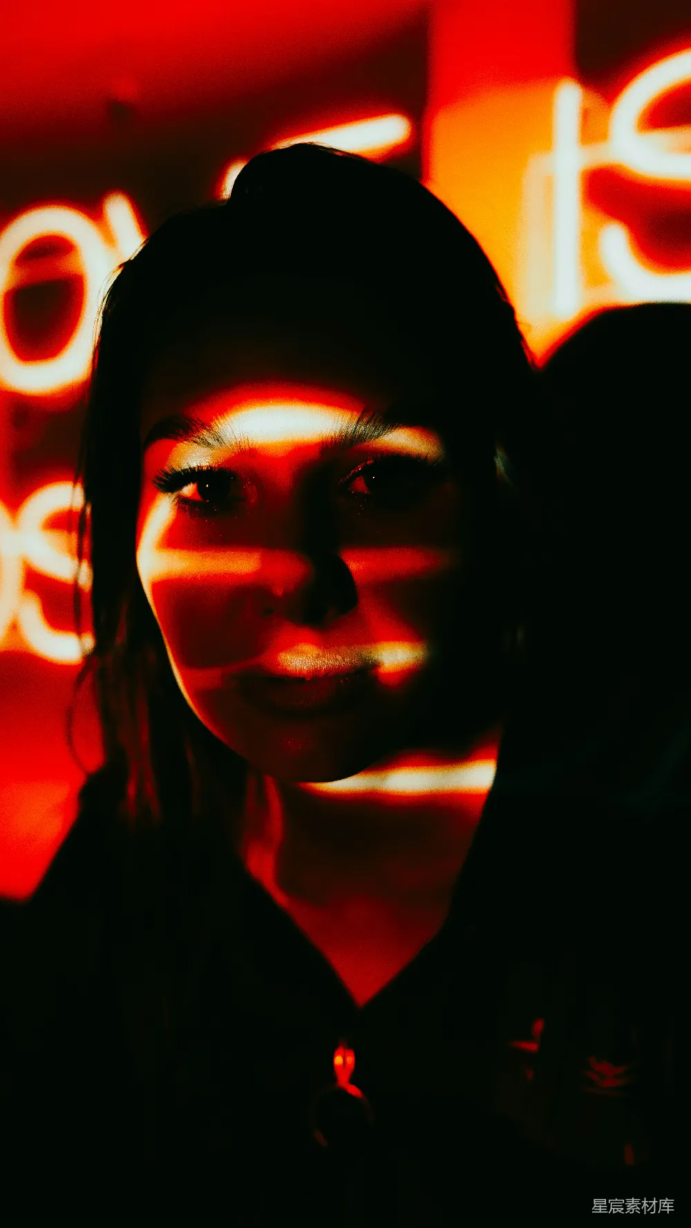 高清摄影 一位女性站在一个霓虹灯前