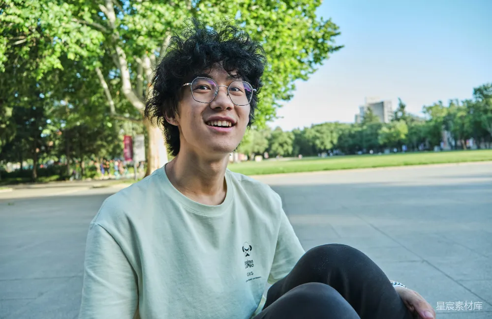 高清摄影 白色连帽女式圆领衫