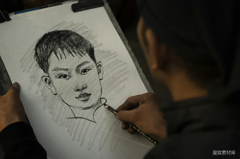 高清摄影 纸上一个人在画画
