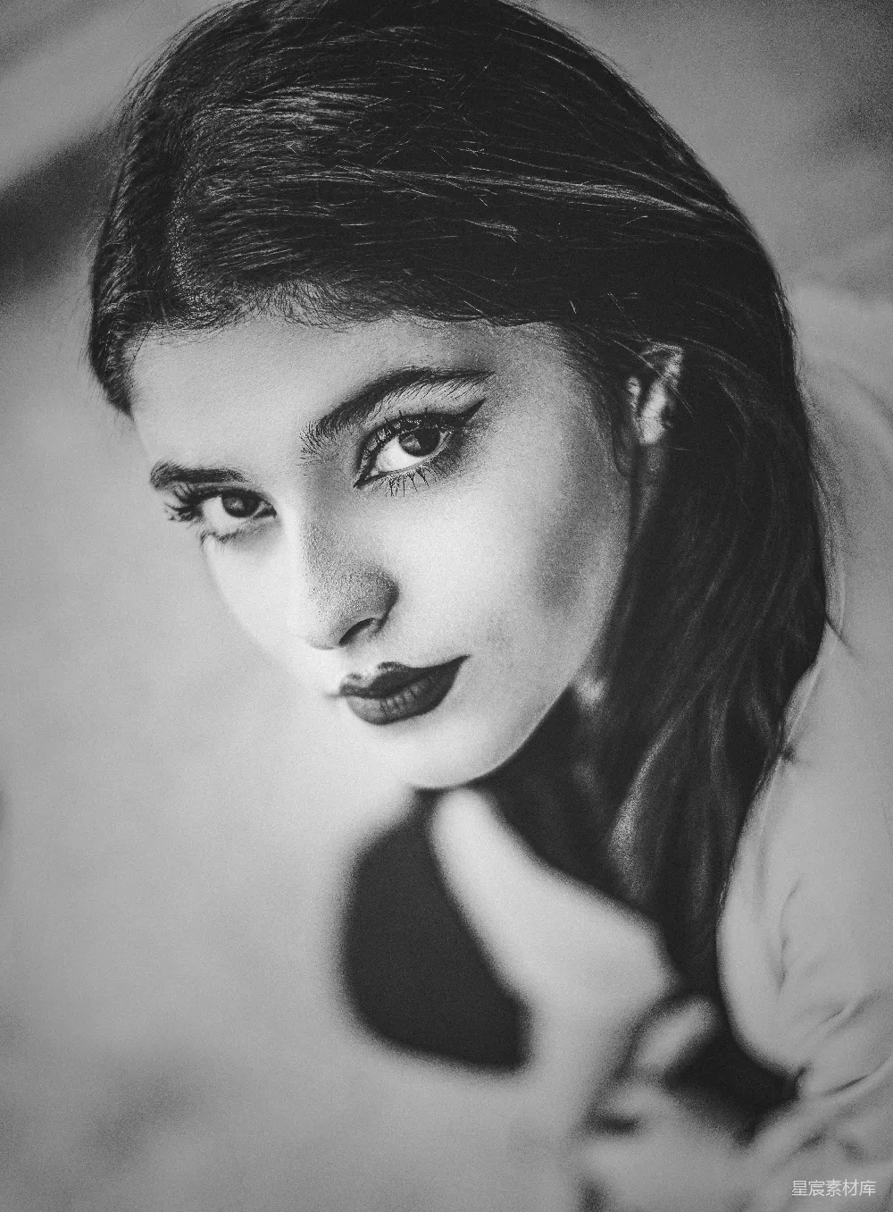 高清摄影 一位女性的黑白照片