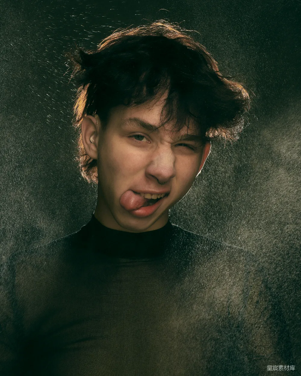 高清摄影 男人对着黑色背景伸出舌头