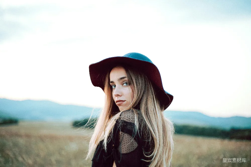 高清摄影 一个长发 blond 的女性戴着帽子。
