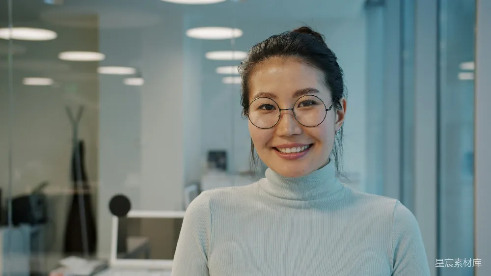 高清摄影 办公室里戴着眼镜的女人微笑。