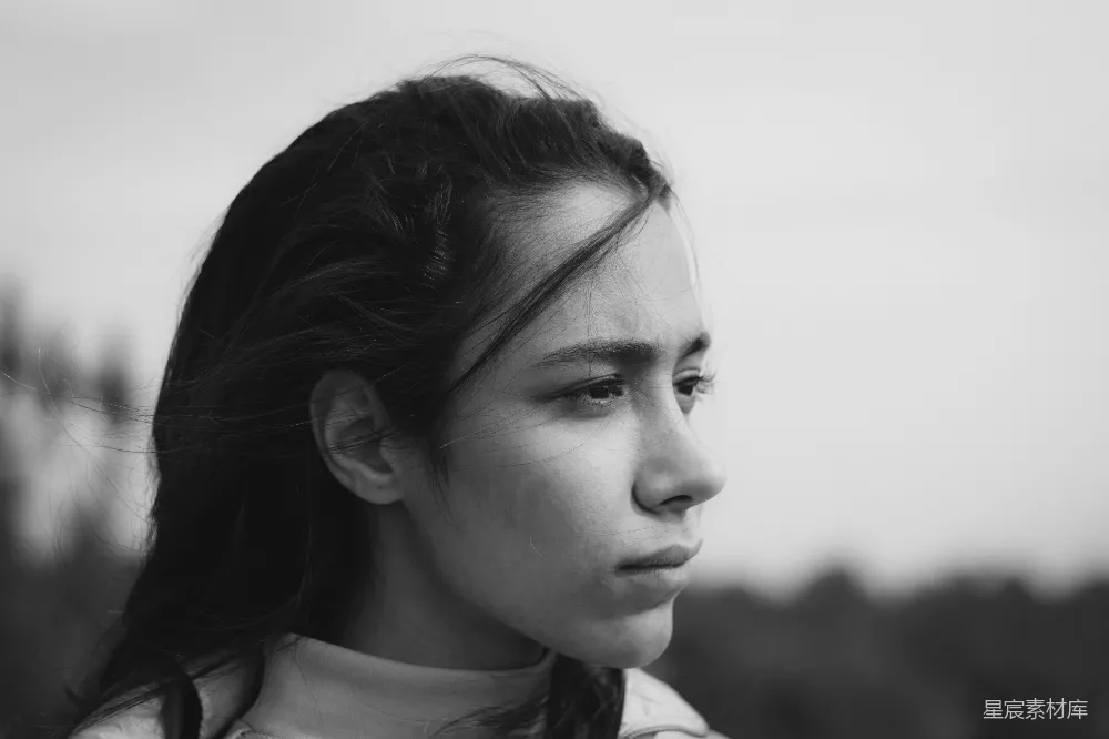 高清摄影 一个长发女子站在田野里