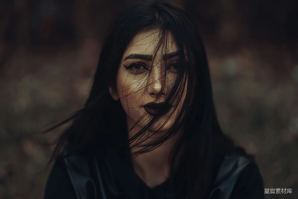 高清摄影  一头长发的女子穿着黑色上衣