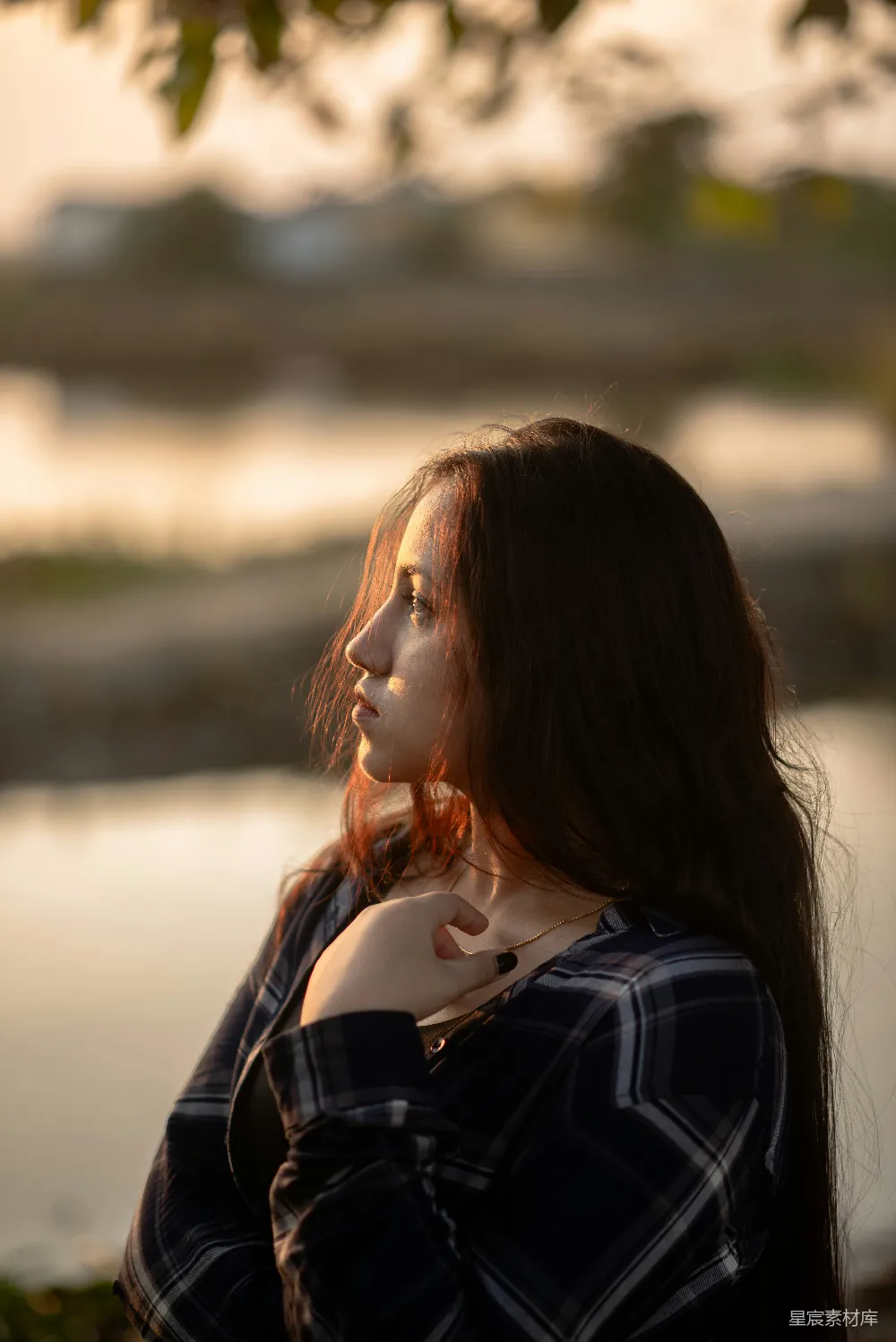 高清摄影 一个女人站在一片水域旁边