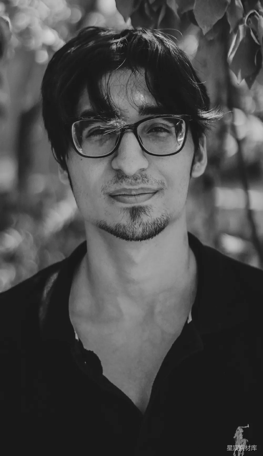 高清摄影 一位戴着眼镜的男子的照片，黑白照片
