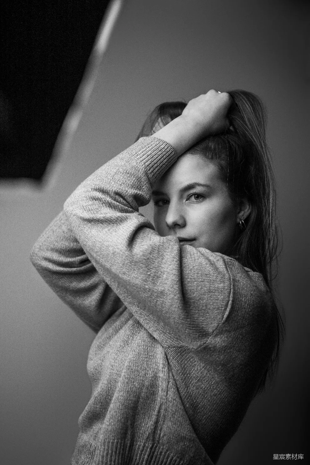 高清摄影 黑白照片中的一位穿着毛衣的女人