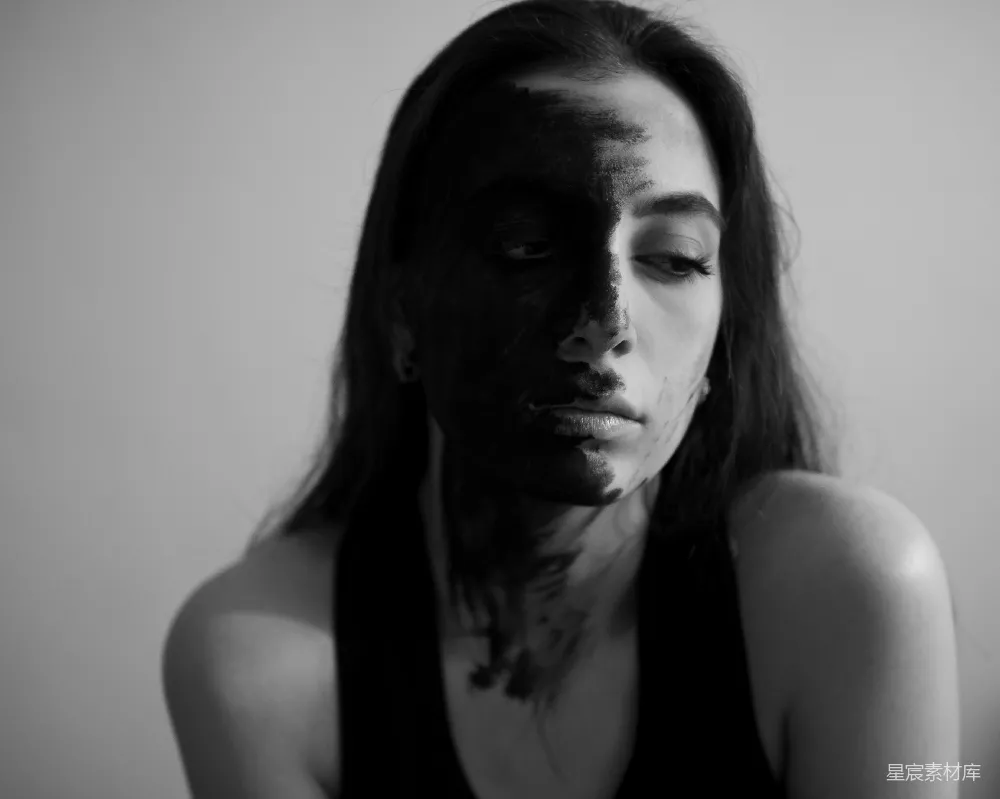高清摄影  一位女性闭上眼睛的黑白照片