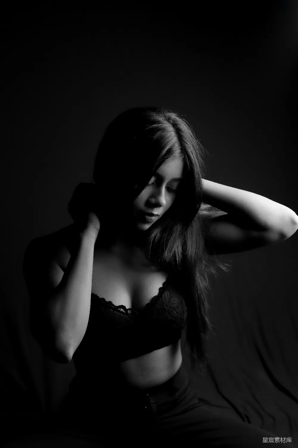 高清摄影 一位穿着睡衣的女人黑白照片