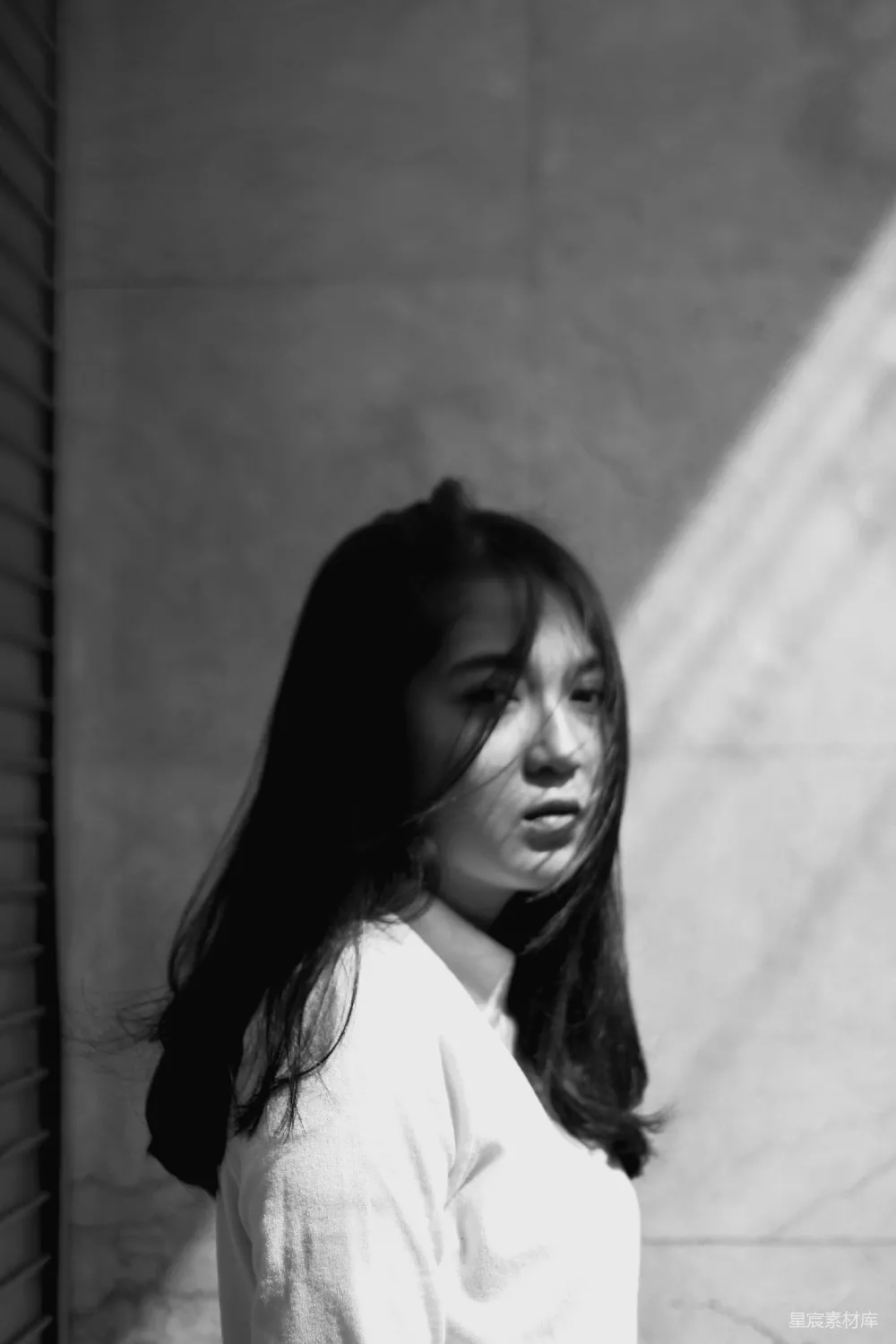 高清摄影 白色上衣的女人站在窗前