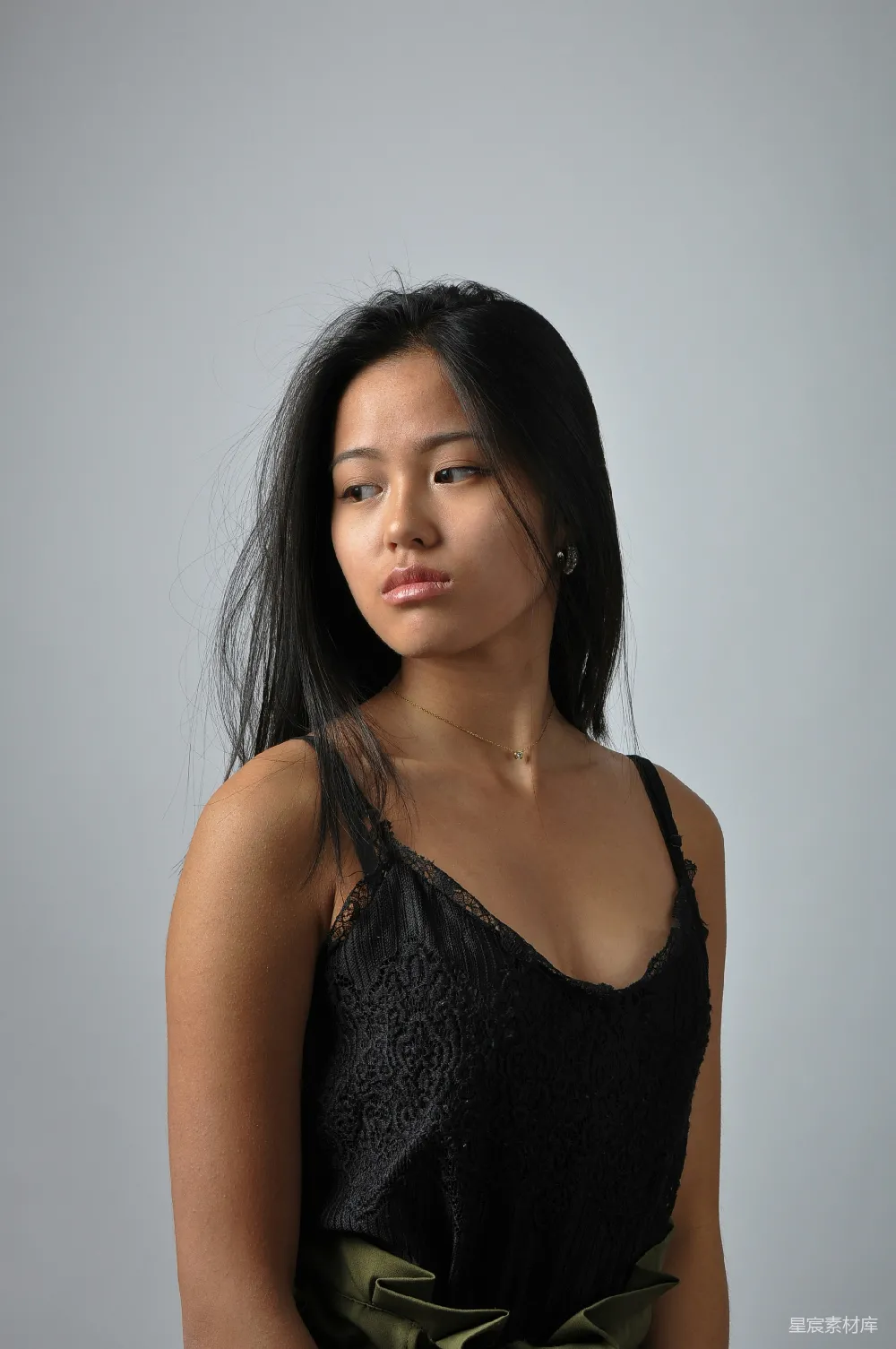 高清摄影 黑色上衣的女人正在拍照。