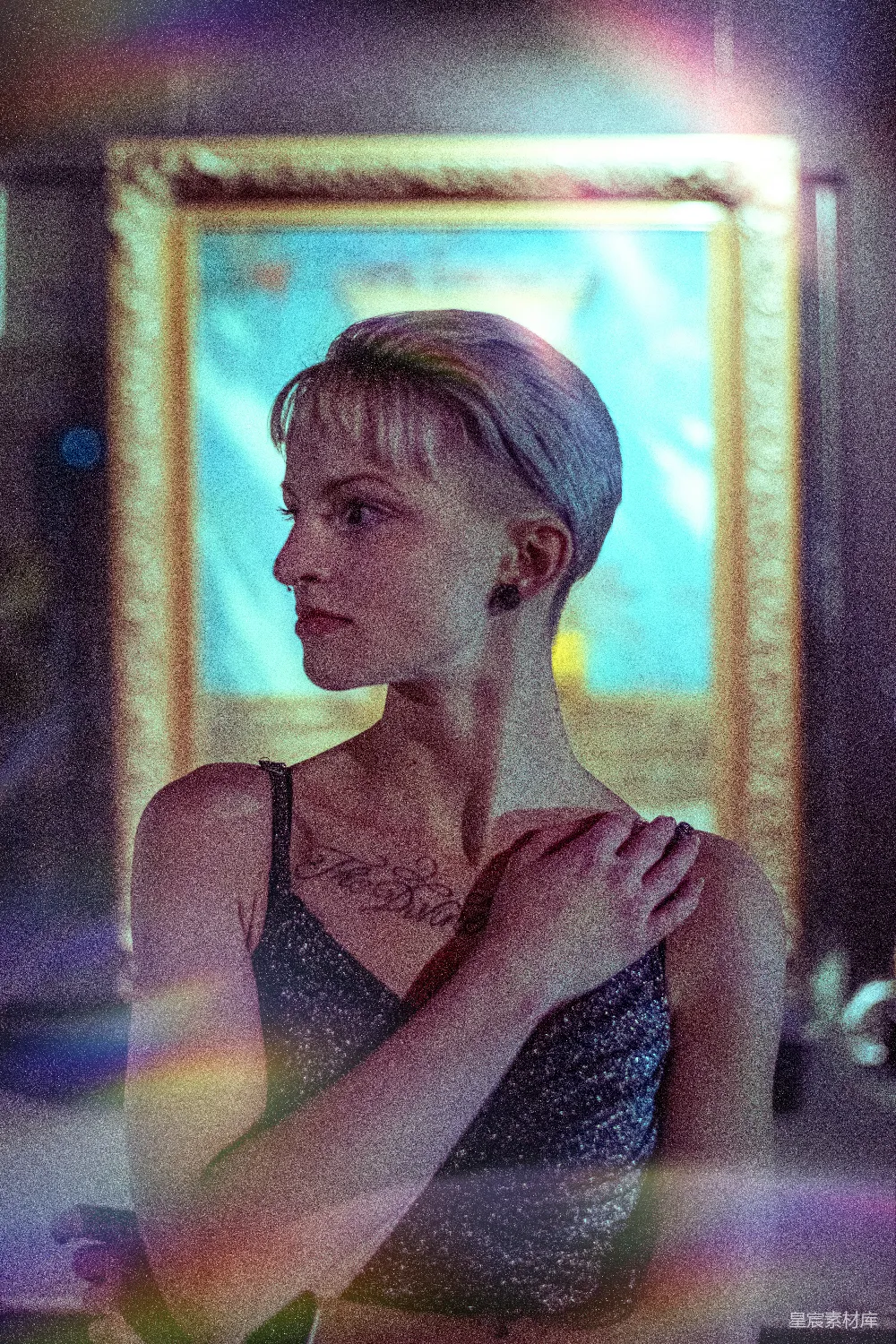 高清摄影 站在一幅画前的女人