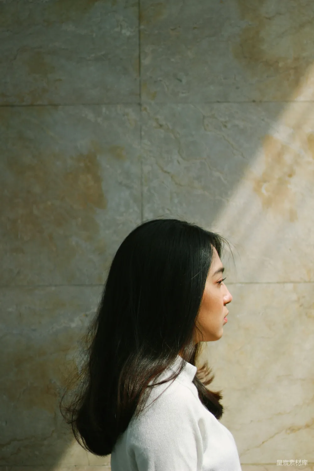 高清摄影  白衬衫女子站在棕色墙壁旁边