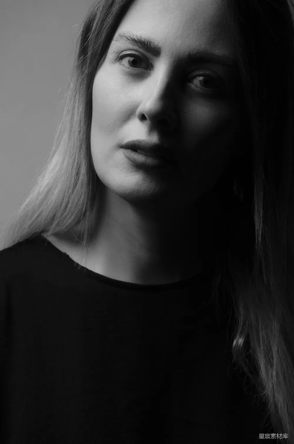 高清摄影 黑白照片中的一个女人