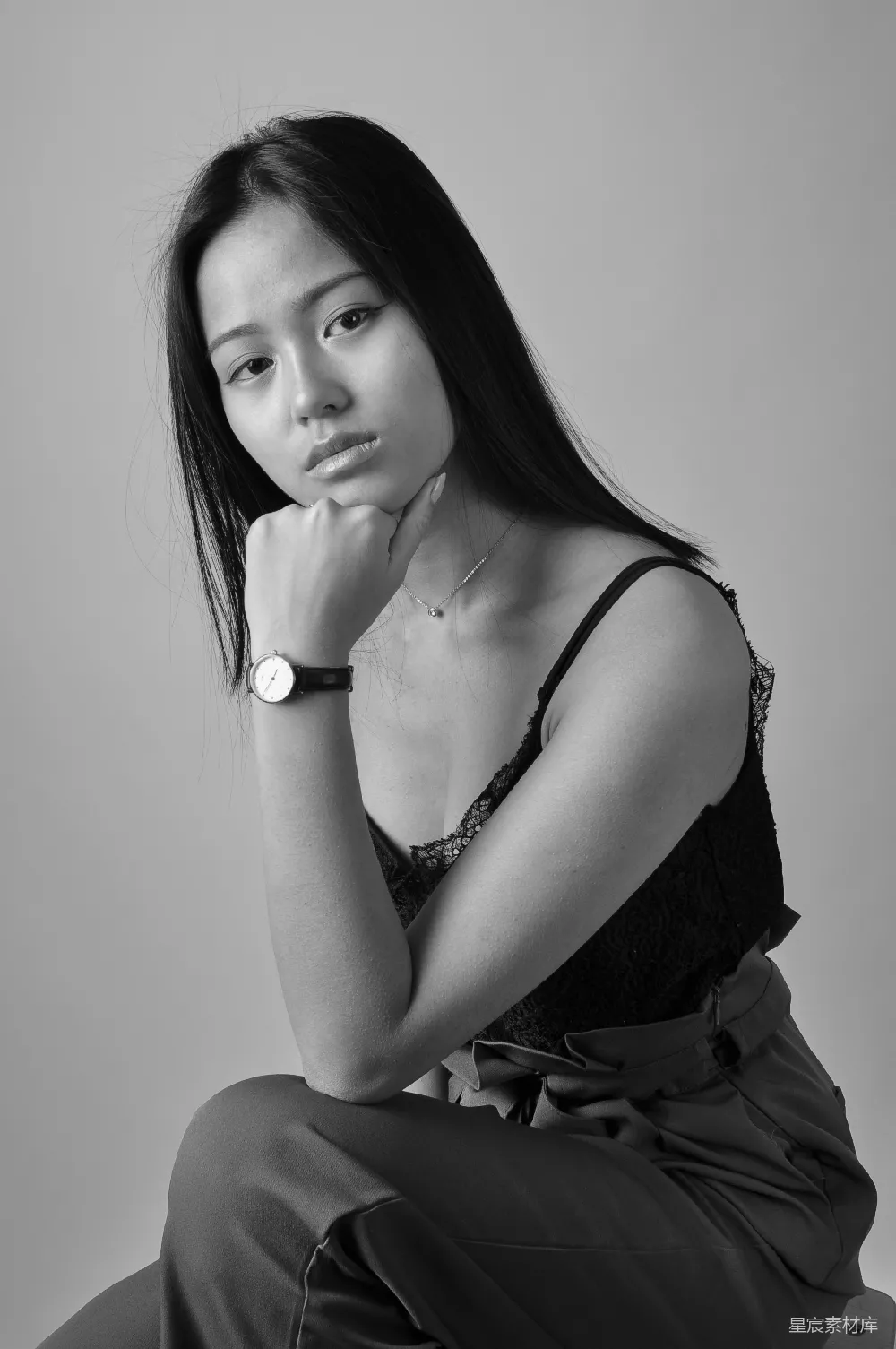 高清摄影 人物 黑白照片中的一个女人