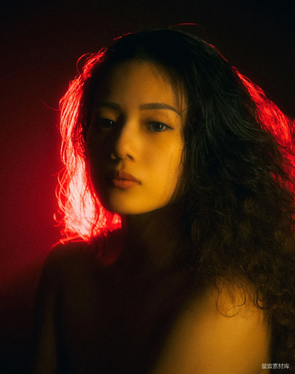 高清摄影  红发黑眼的女人