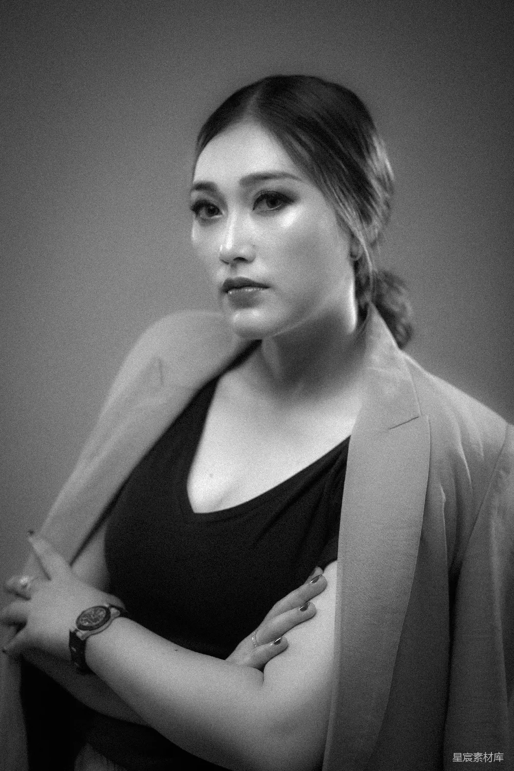 高清摄影 黑色上衣和白色夹克的女人
