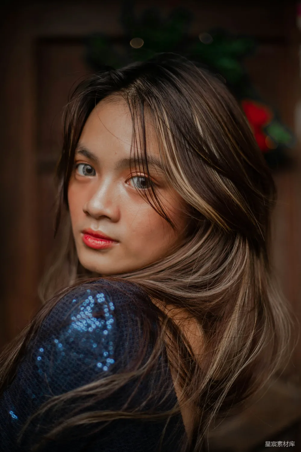 高清摄影  一个长发女性穿着蓝色连衣裙