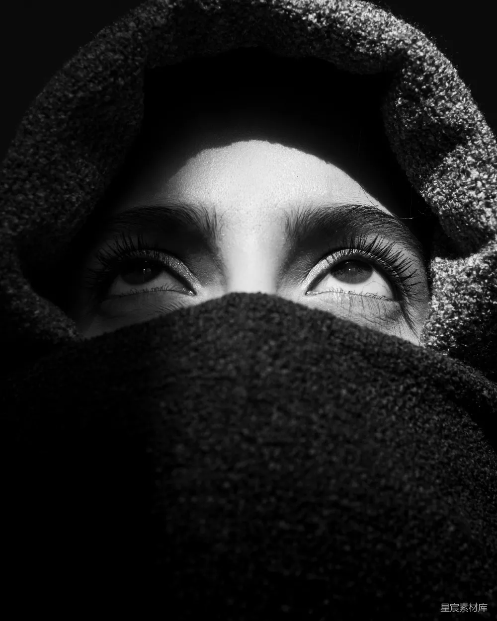 高清摄影 女人用毯子遮面的照片