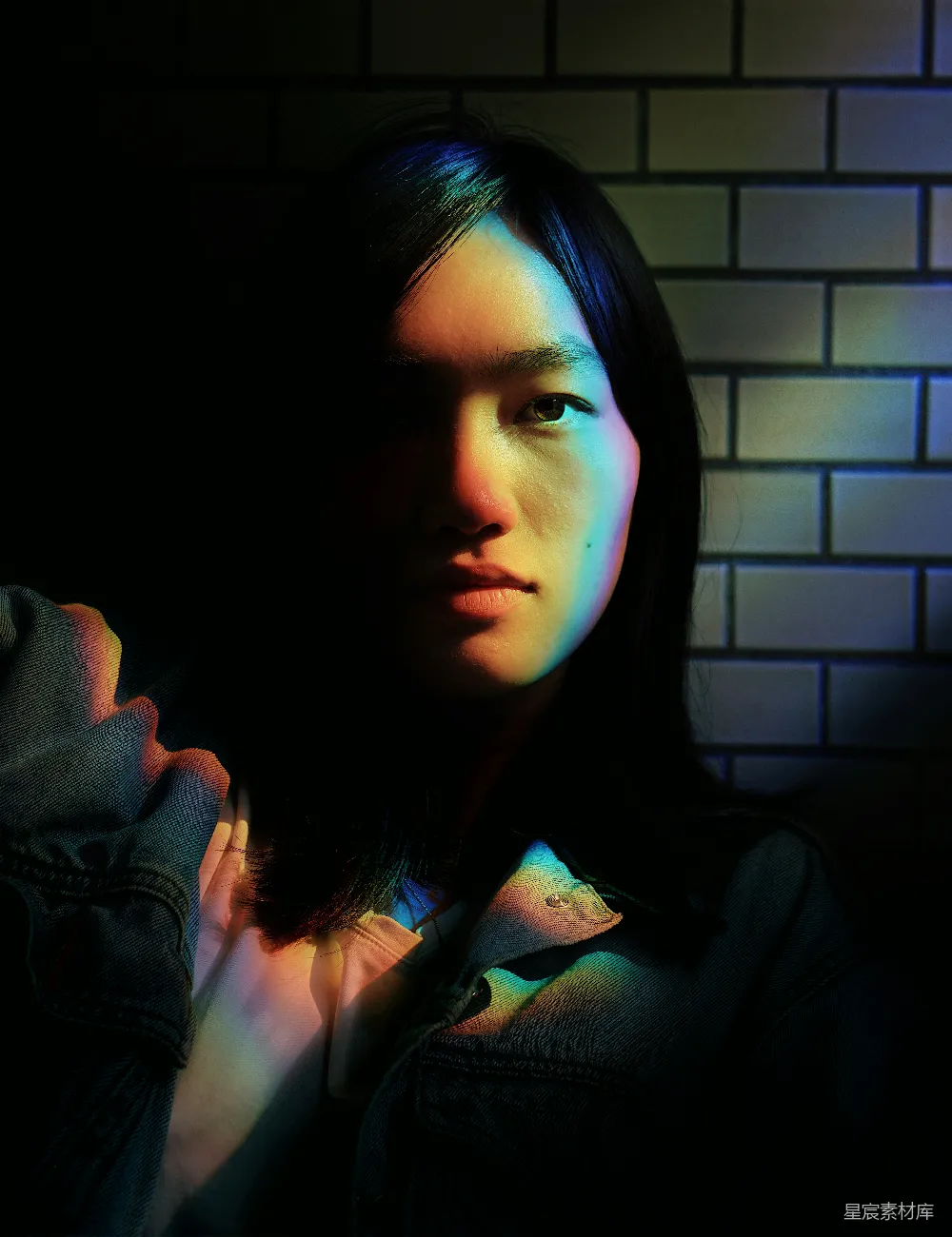 高清摄影 人物 一头长发的妇女站在砖砌围墙上。