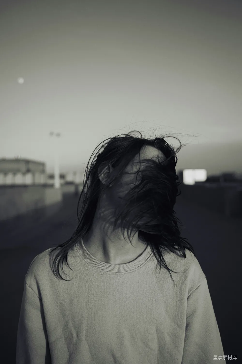 高清摄影 一个女人的头发在风中飘动