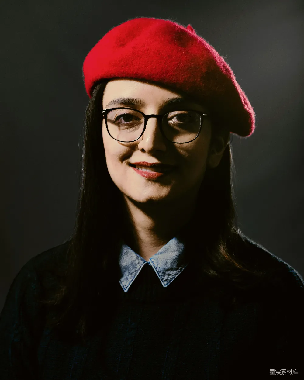高清摄影  戴着眼镜和红色帽子的女士