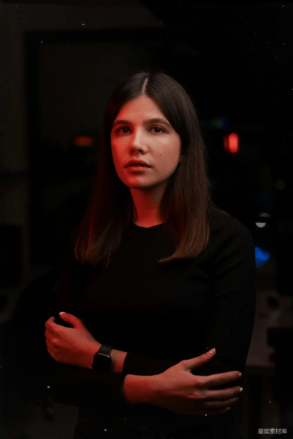 高清摄影  一个女人站在黑暗的房间里双臂交叉