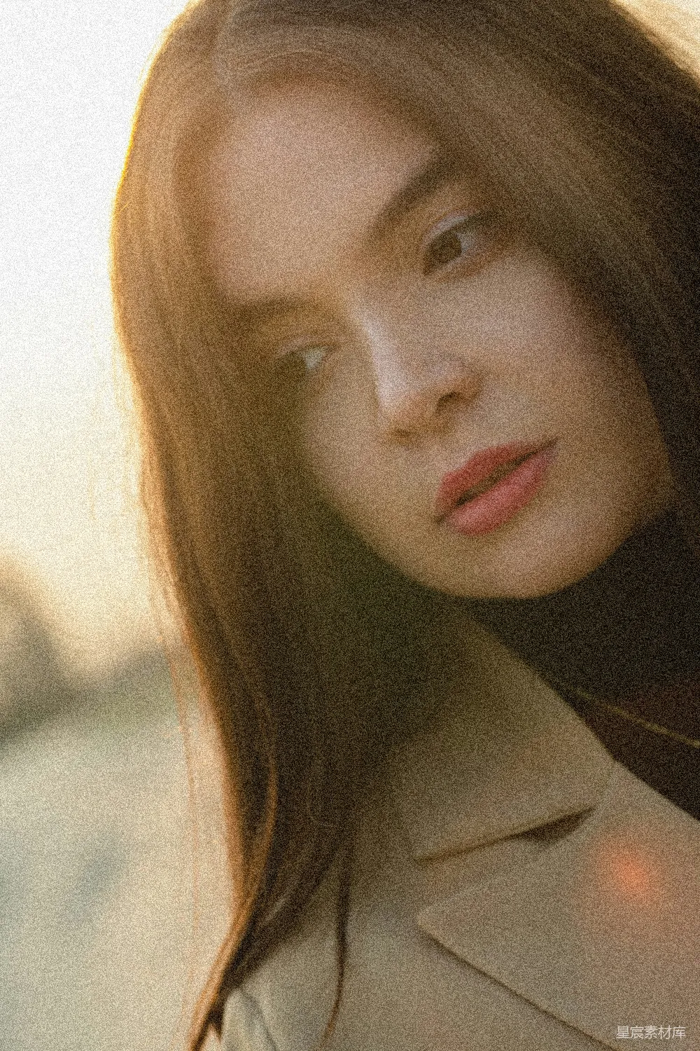 高清摄影 风衣女郎正在拍照。