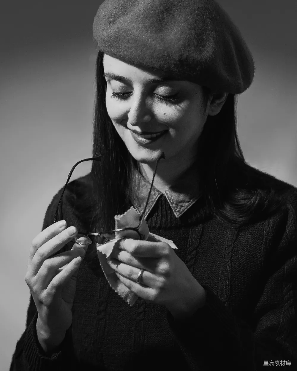 高清摄影 一个女人戴着帽子，手里拿着什么东西。