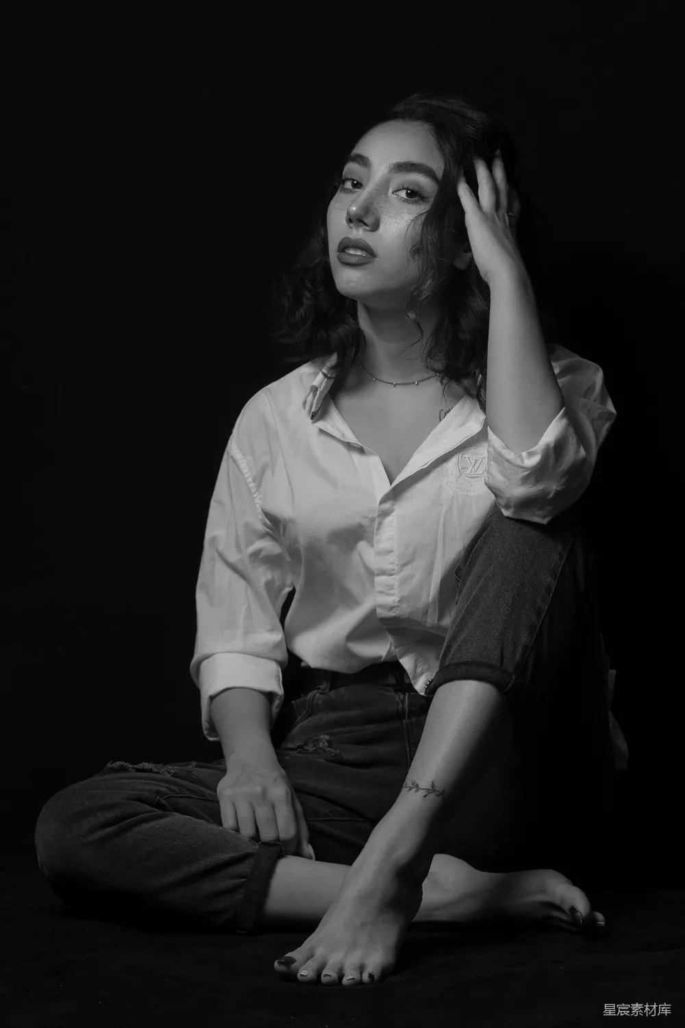 高清摄影 一张黑白照片中一位女士坐在地板上