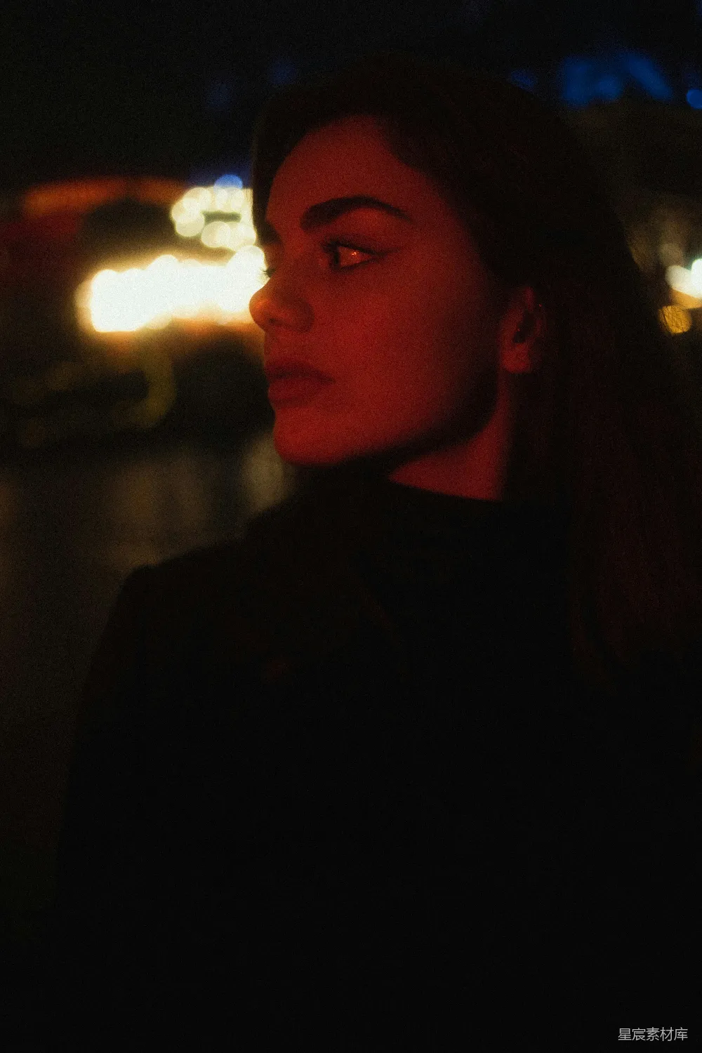 高清摄影 一个女人站在城市的夜晚前