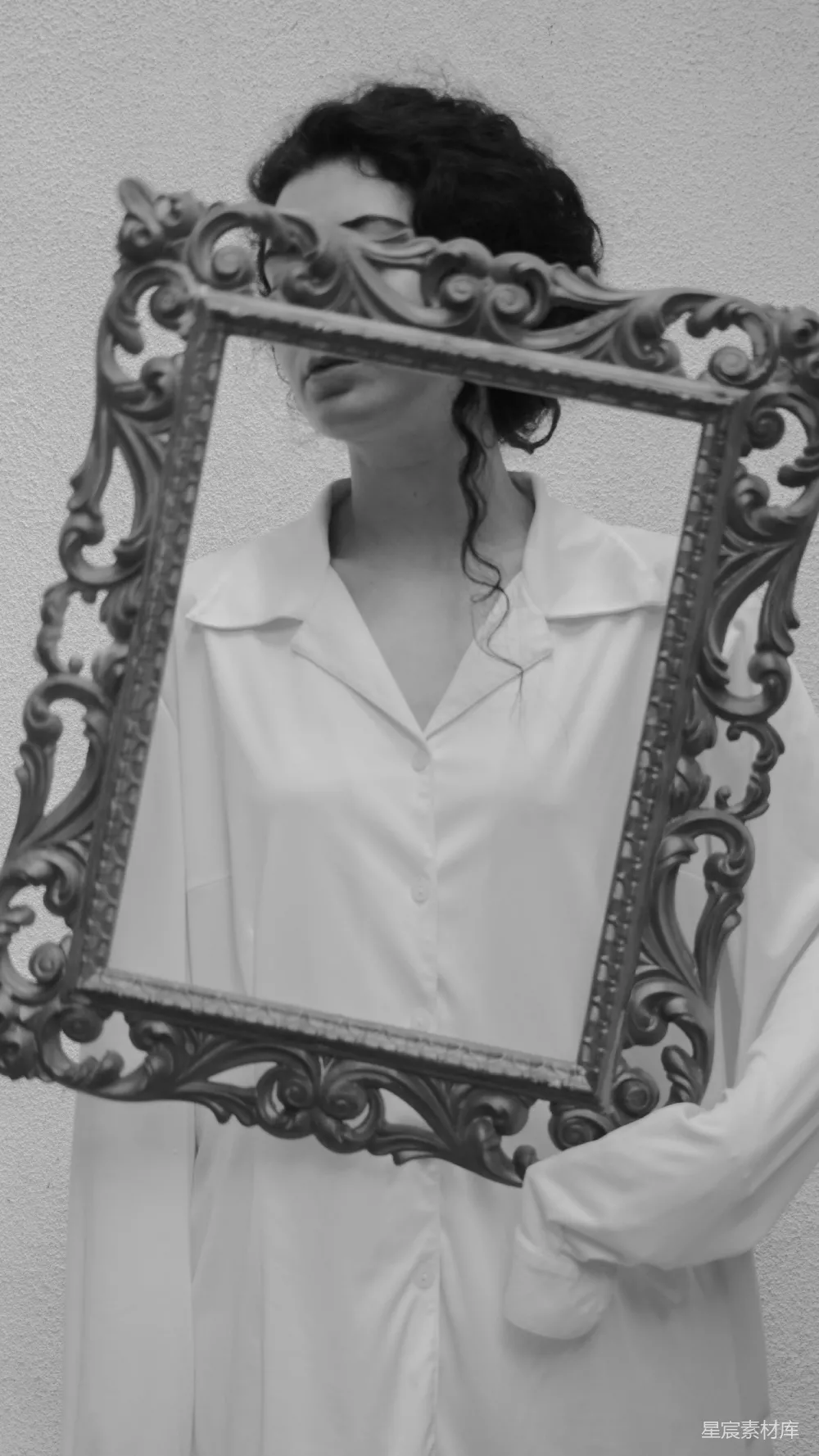 高清摄影 女人手持镶嵌精美的镜框靠近面部