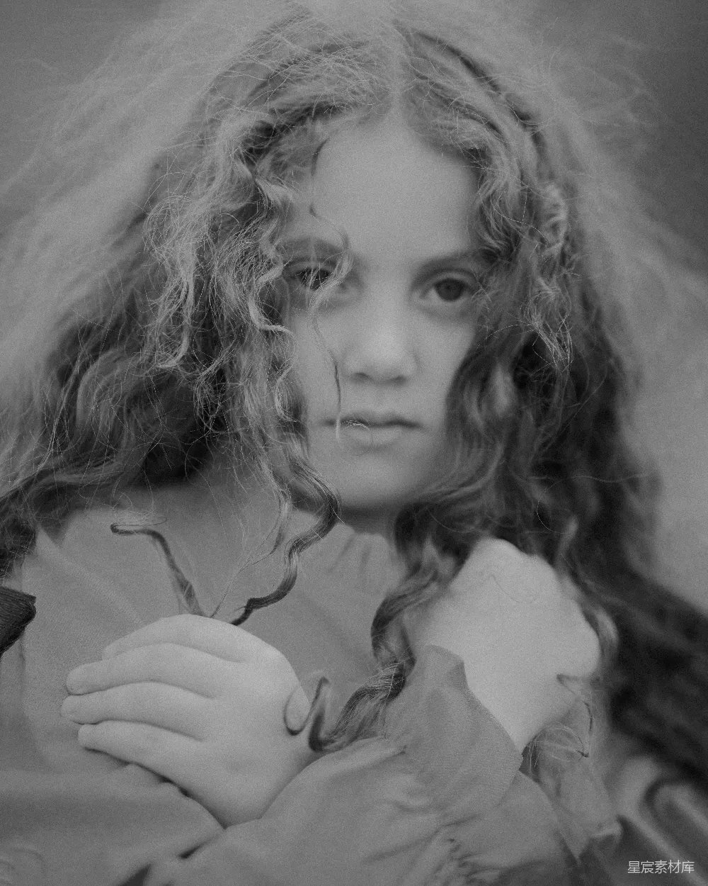 高清摄影 长发女子正在拍照。