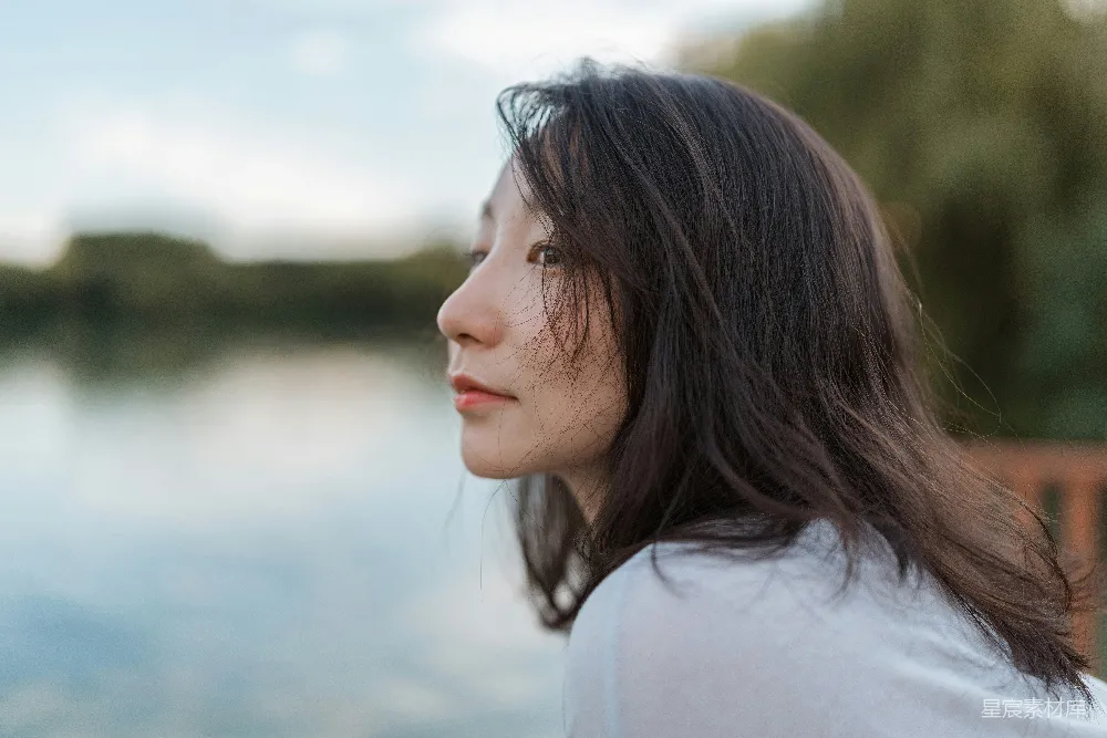 高清摄影  侧头的女人