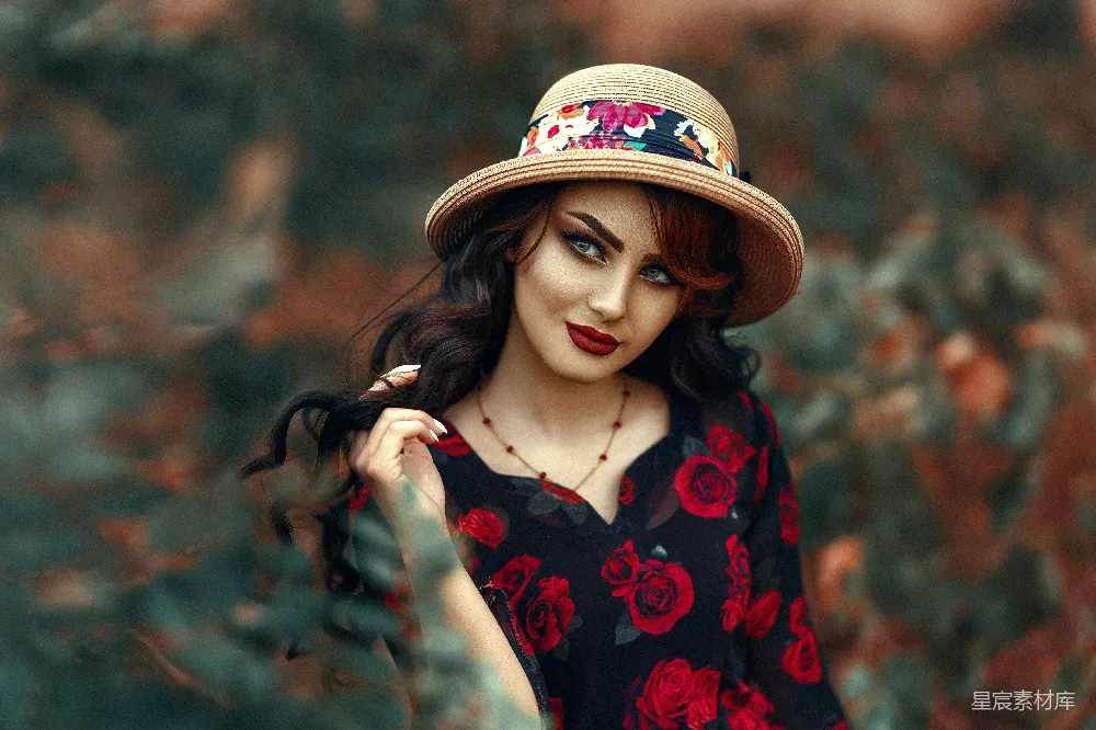 高清摄影 戴着帽子的女人正在拍照。