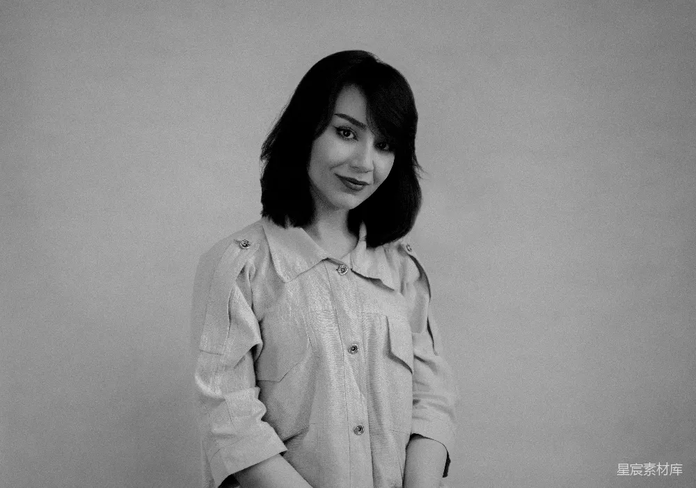 高清摄影 一张黑白照片中露出微笑的女人