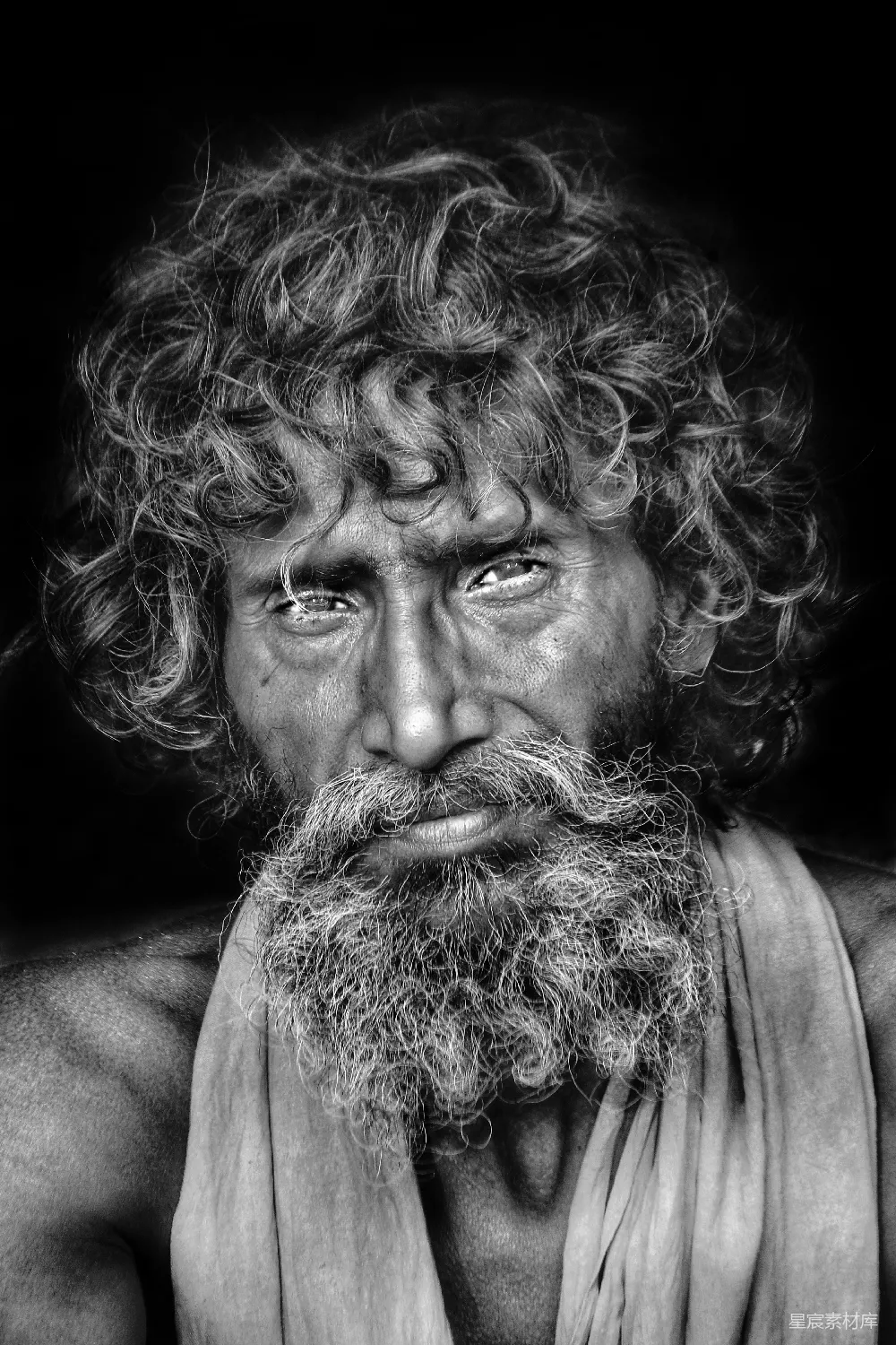 高清摄影 人物 一个留着胡子的男人的黑白照片
