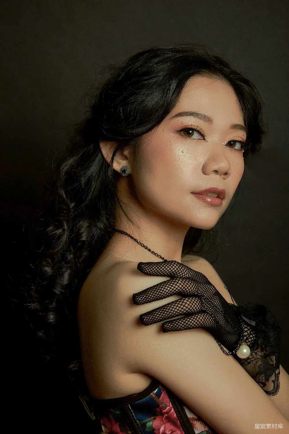 高清摄影 一个穿着黑色裙子和戴着黑色手套的女人