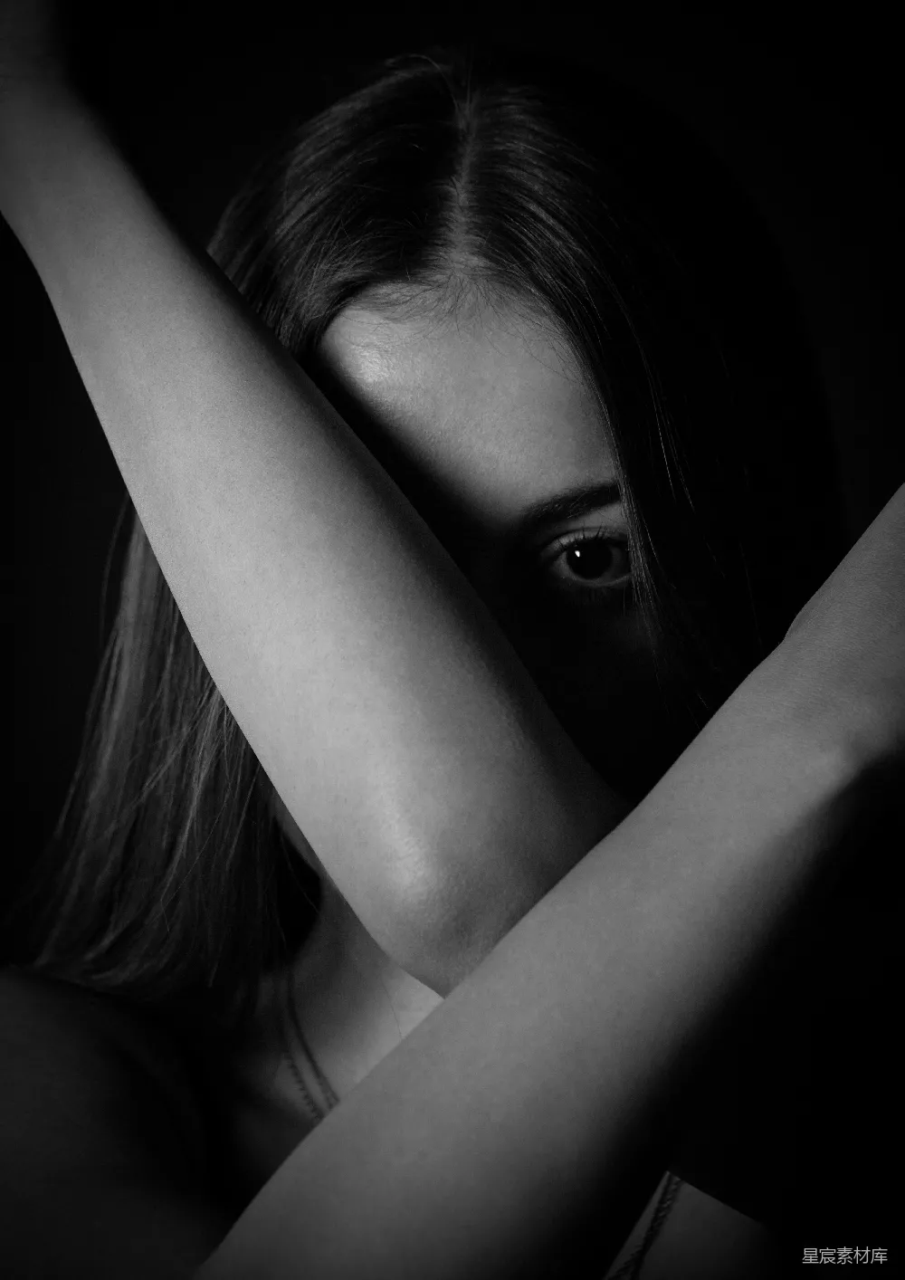 高清摄影 一个女人手臂环绕着自己的头部