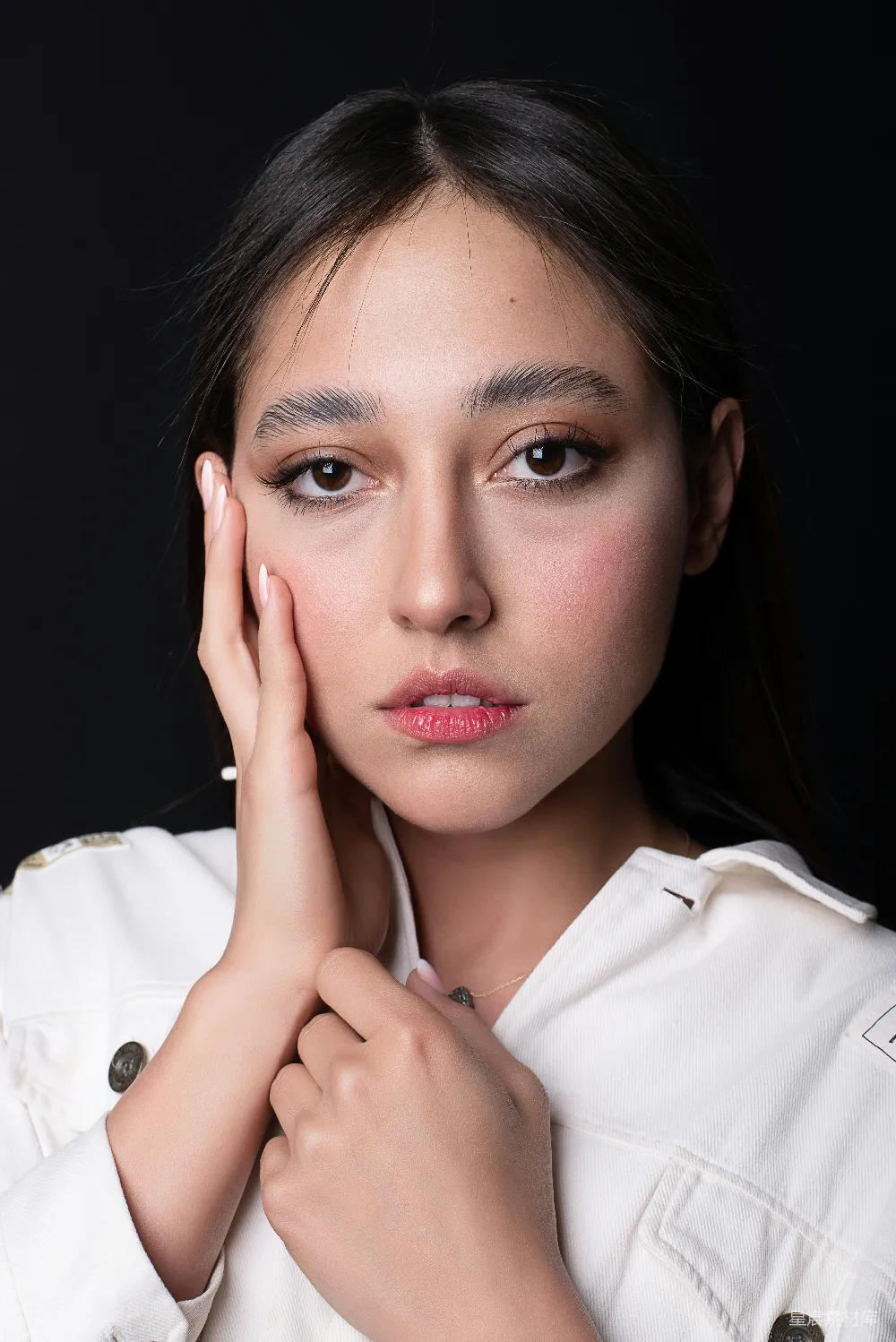 高清摄影  白衬衫的女人正在拍照。