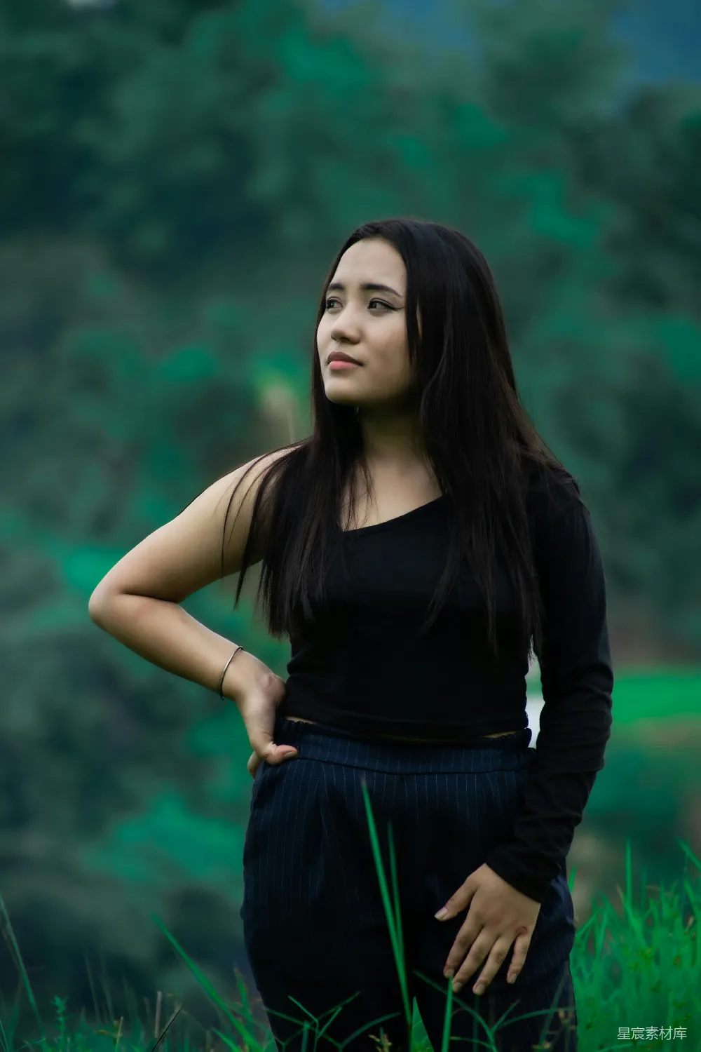 高清摄影 一个女人站在草地上，双手叉腰