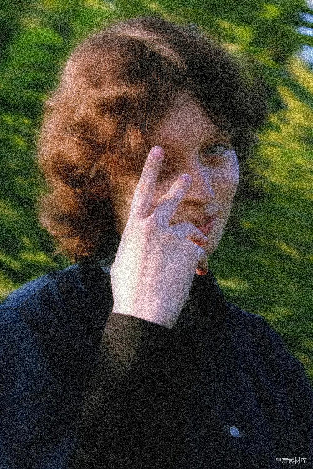 高清摄影 一个女人举着手遮住她的脸