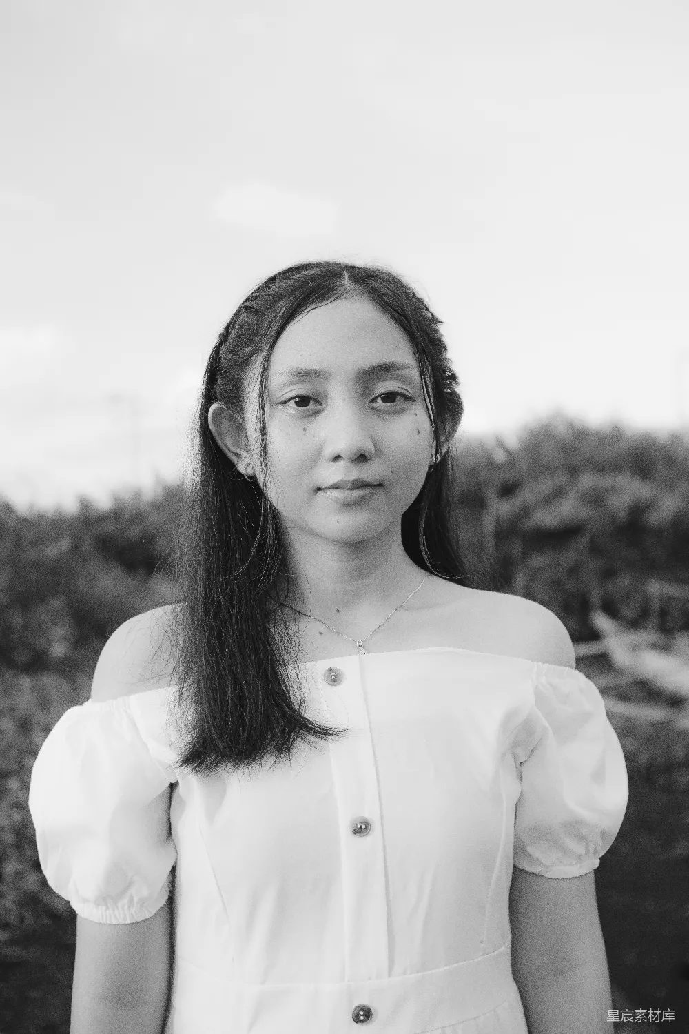高清摄影 长发女子穿着白色连衣裙