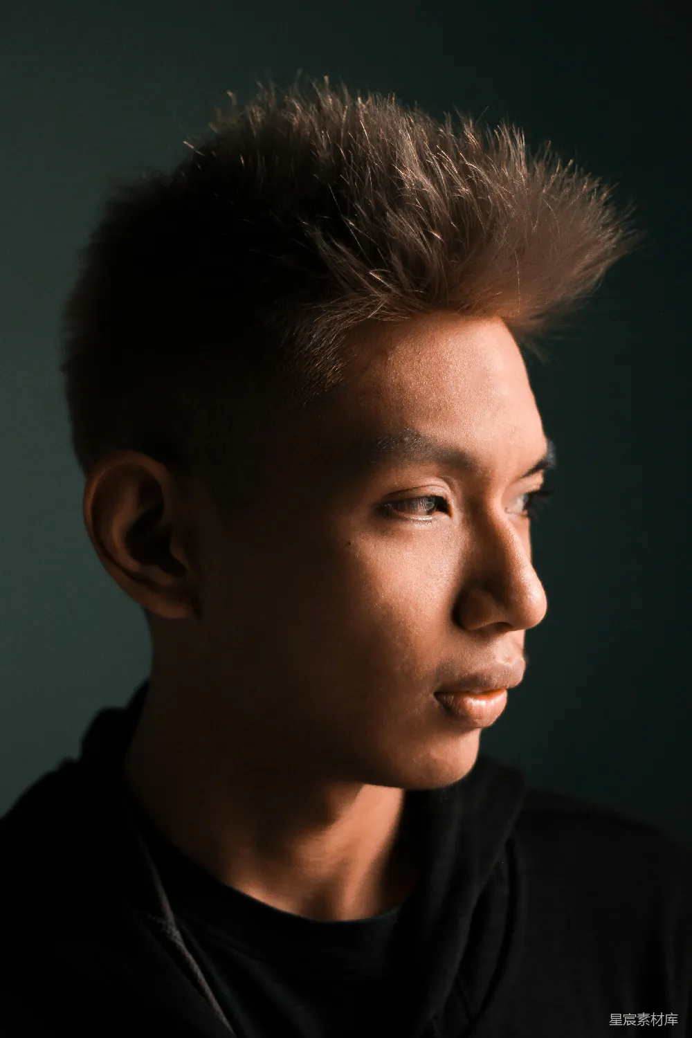 高清摄影 人物 黑色长袖圆领衫的男士