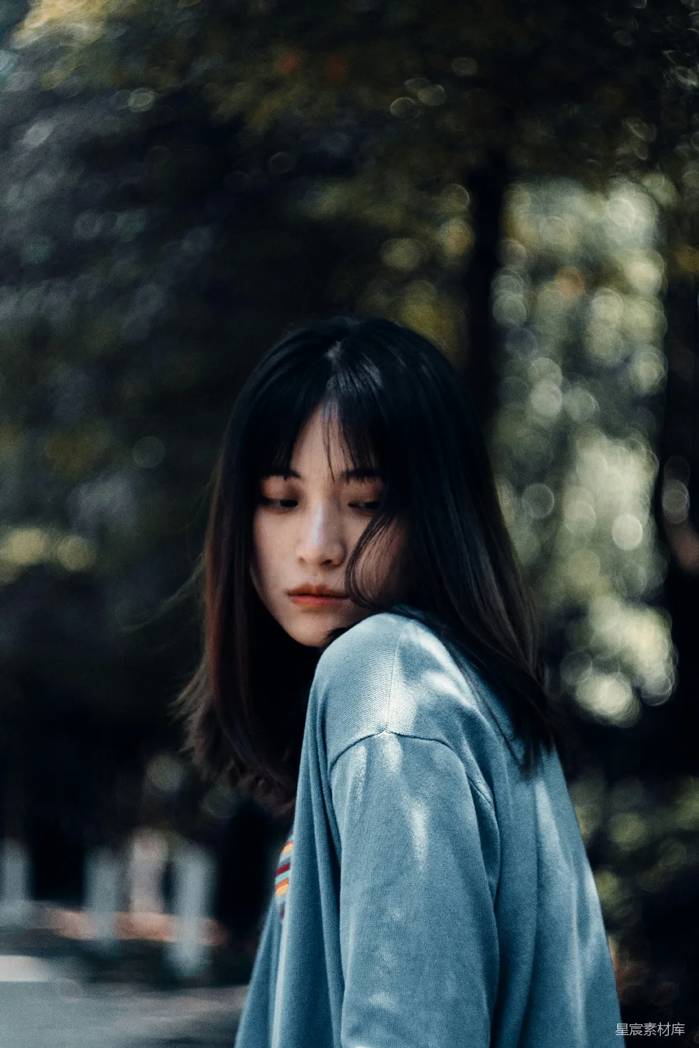 高清摄影 蓝长袖上衣的女人