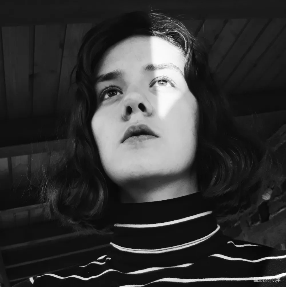 高清摄影 黑白照片中一位女子仰头 Looking Up in a Black and White Photo